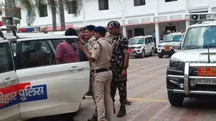 समस्तीपुर: काशीपुर बैंक लूट: पुलिस ने तारा धमौन गांव से पति-पत्नी को करोड़ों के सोने के साथ किया गिरफ्तार