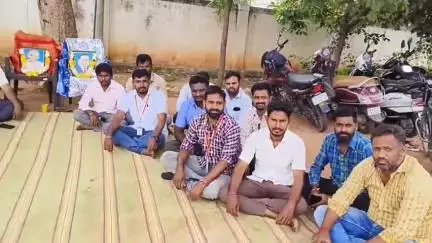 ಕೊಪ್ಪಳ: ನಗರದಲ್ಲಿ ನರೇಗಾ ನೌಕರರಿಂದ 6ತಿಂಗಳ ಬಾಕಿ ವೇತನಕ್ಕಾಗಿ ಕೆಲಸ ಸ್ಥಗಿತಗೊಳಿಸಿ ಅನಿರ್ಧಿಷ್ಟಾವಧಿ ಅಸಹಕಾರ ಚಳುವಳಿ ಆರಂಭ