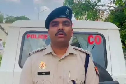 अतर्रा: बल्लान गांव में पत्नी के वियोग में पति ने फांसी लगाकर की आत्महत्या, पुलिस ने शव का कराया पोस्टमार्टम