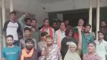 रतलाम: सड़क पर बैठने वाले दुकानदारों ने नगर निगम की वसूली के विरोध में भाजपा के खिलाफ नारे लगाए