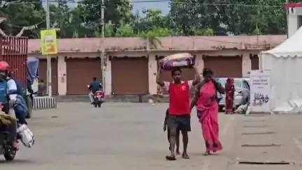 ଭଞ୍ଜନଗର: ଡ୍ରାଇଭରକଂ ଷ୍ଟିଅରିଂ ଛାଡ ଆନ୍ଦୋଳନ, ଭଞ୍ଜନଗରରେ ଗଡିଲାନି ଗାଡି, ହନ୍ତସନ୍ତ ଯାତ୍ରୀ