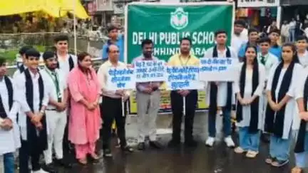 छिंदवाड़ा नगर: फव्वारा चौक में महापौर की मौजूदगी में छात्रों ने ट्रैफिक सुरक्षा और पर्यावरण का संदेश दिया