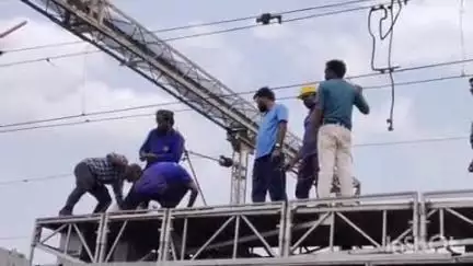 அரக்கோணம்: அரக்கோணம் ரயில் நிலையம் அருகே அறுந்த மின் கம்பி- ரயில் போக்குவரத்து பாதிப்பு