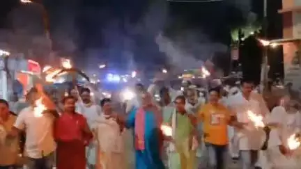 बेतिया: बेतिया शहीद पार्क से महागठबंधन का मसाल जुलूस, कल बिहार बंद का एलान