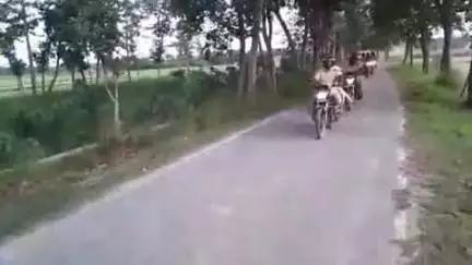 पताही: एएसपी मोहिबुल्लाह अंसारी के नेतृत्व में बेतौना पंचायत में शांतिपूर्ण उप चुनाव को लेकर पुलिस ने निकाला फ्लैग मार्च