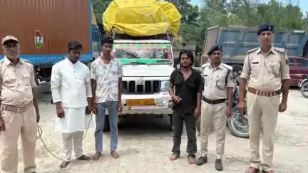 केसरिया: पुलिस ने लूट की घटना को अंजाम देकर भाग रहे तीन बदमाशों को किया गिरफ्तार, घटना एसएच-74 मनोहर छपरा के पास