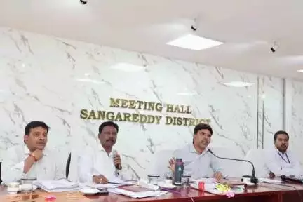 సంగారెడ్డి: ప్రధానమంత్రి జన్ ధన్ యోజన అకౌంట్లు విరివిగా తెరవాలి : జిల్లా అదనపు కలెక్టర్ చంద్రశేఖర్