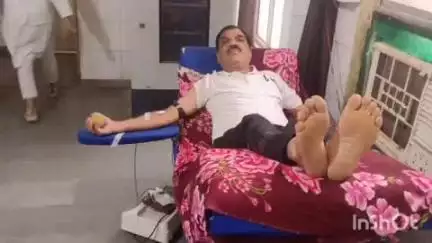 विजयपुर: डॉ. एस.एन. बिंदल बने मानवता की मिसाल, एनीमिया से जूझ रही महिला को रक्तदान कर बचाया जीवन