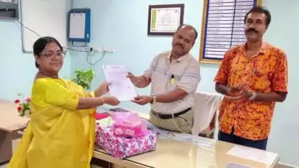 সিউড়ি ১: সিউড়ির সদর হাসপাতালের UDC কর্মীকে বিদায় সংবর্ধনা দেওয়া হল সিউড়ি সদর হাসপাতালে পক্ষ থেকে