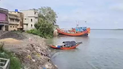 রামনগর ১: কাটছে না দুর্যোগ,টানা ৫ দিন ধরে চলছে বৃষ্টি, সমুদ্র উত্তাল ফিরছে মাছ ধরার ট্রলার