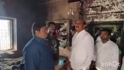 విశాఖపట్నం: చంద్ర నగర్ లో విద్యుత్ షార్ట్ సర్క్యూట్ వల్ల ఇల్లు దగ్ధం, అధికారులతో కలిసి పరిశీలించిన స్థానిక ఎమ్మెల్యే గణబాబు