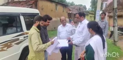 रानीश्वर: दुमका: निर्वाचक निबंधन पदाधिकारी अब्दुस समद एवं बीडीओ ने निर्वाचन निबंधन का कार्य संभाला