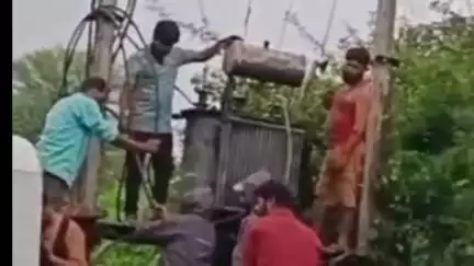 सौसर: मोहगांव में ट्रांसफार्मर पर पेड़ गिरने से 8 घंटे बिजली गुल, बारिश में बदला गया ट्रांसफार्मर