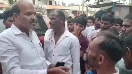 ಹಗರಿಬೊಮ್ಮನಹಳ್ಳಿ: ಪಟ್ಟಣದ ಕೆಚ್ಚಿನಬಂಡಿ ರಸ್ತೆ ಬಳಿಯ ಹಾಸ್ಟೆಲ್ ಸ್ಥಳಾಂತರಕ್ಕೆ ಪೋಷಕರ ಹಾಗೂ ಮಕ್ಕಳ ವಿರೋಧ#localissue