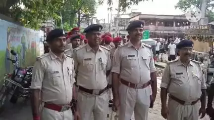 बगहा: रामनगर में बिहार बंदी की पूर्व संध्या पर पुलिस अधिकारियों द्वारा निकाला गया फ्लैग मार्च