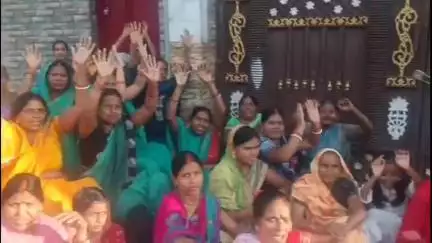 हज़ारीबाग: मुनका बगीचा पौराणिक मंदिर विवाद गहराया, मुनका समाज वादे से मुकरा, मुख्य द्वार पर जड़ा ताला, किया भजन-कीर्तन