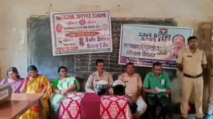 শালবনি: জেলা পুলিশ ও শালবনি ট্রাফিক গার্ডের উদ্যোগে 'সেফ ড্রাইভ সেভ লাইফ' দিবস পালন শালবনির গোদাপিয়াশাল হাইস্কুলে