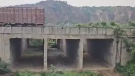 नूह: धुलावट गांव के पास बारिश से मिट्टी टूटने पर केएमपी रोड पर फंसा ट्रक, बड़ा हादसा टला