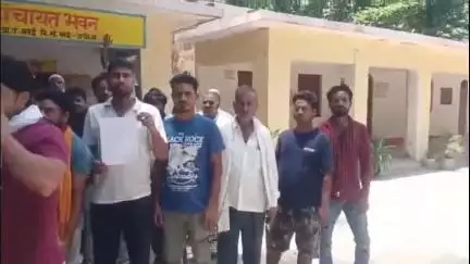 रुदौली: दो महीने से बिजली संकट झेल रहे ग्रामीणों का फूटा गुस्सा, मवई पावर हाउस पर जोरदार धरना प्रदर्शन