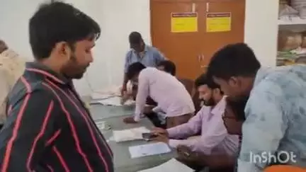 बांका: बांका जिले में तेज़ी से हो रहा मतदाता पुनरीक्षण कार्य, लापरवाही करने वाले बीएलओ पर होगी कार्रवाई