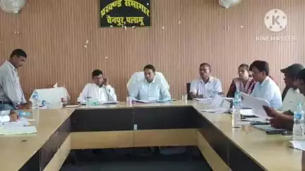 चैनपुर: डीडीसी ने चैनपुर प्रखंड सभागार में अबूआ आवास योजना के कार्यों की समीक्षा बैठक की
