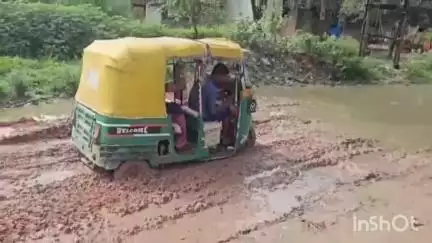 सबलगढ़: रामपुर कला में सड़क पर दलदल होने से वाहन फंसे, अधिकारी नहीं दे रहे ध्यान