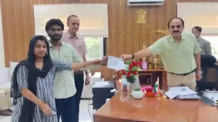 अकलेरा: जिला कलक्टर ने अपने दफ्तर से दो दम्पतियों को अन्तर्जातीय विवाह योजनान्तर्गत प्रोत्साहन राशि की एफडी प्रदान की