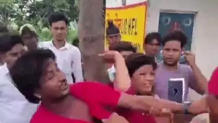 चंदौसी: चंदौसी में दो पक्षों के बीच मारपीट का वीडियो सोशल मीडिया पर वायरल, पुलिस मामले की जांच में जुटी
