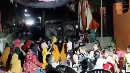 जहाज़पुर: पंडेर ग्राम पंचायत में महिलाओं का धरना जारी, भजन-कीर्तन और भोजन की व्यवस्था की गई