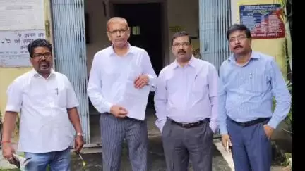 दुमका: अंगिका भाषा को नियोजन नीति नियमावली जेटेट परीक्षा में शामिल करने की मांग, क्षेत्रीय शिक्षा उपनिदेशक को सौंपा ज्ञापन
