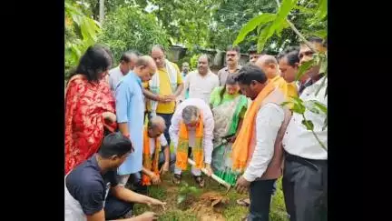 दुमका: भारतीय जनता पार्टी द्वारा पर्यावरण संरक्षण एवं मातृत्व सम्मान को समर्पित “एक पेड़ मां के नाम” अभियान