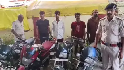 सिवान: सिवान नगर थाना पुलिस ने चोरी की 4 बाइक के साथ 4 युवकों को किया गिरफ्तार