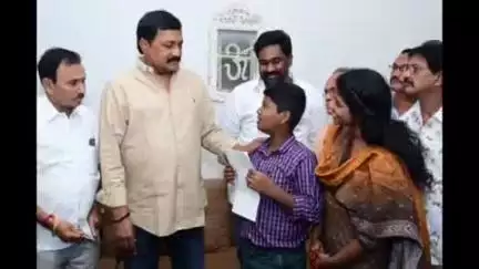 భీమిలి: సీఎం రిలీఫ్ ఫండ్ రూ.7.5 లక్షల చెక్కులు అందించిన భీమిలి ఎమ్మెల్యే గంటా శ్రీనివాస్ రావు