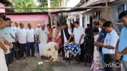 বিশ্বনাথ: বিহালীত আত্মহনন কৰা প্ৰধান শিক্ষয়িত্ৰীৰ বাসগৃত উপস্থিত ৰাজ্যিক প্ৰাথমিক শিক্ষক সন্মিলনীৰ প্ৰধান সম্পাদক