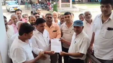 रामपुर नैकिन: रामपुर नैकिन तहसील में दैनिक वेतन भोगी कर्मचारी संघ ने नियमितीकरण को लेकर ज्ञापन सौंपा