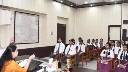 देेेवरिया: डीएम कार्यालय में निजी स्कूल के छात्रों ने प्रशासनिक कार्यों का जाना स्वरूप, डीएम से किया संवाद