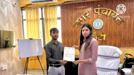 खूंटी: नगर पंचायत कार्यालय में विधायक प्रतिनिधि ने कार्यपालक पदाधिकारी, नगर पंचायत खूंटी को ज्ञापन सौंपा