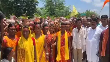 जोकीहाट: खुट्टी में विषहरी पूजा को लेकर महिलाओं ने निकाली कलश यात्रा