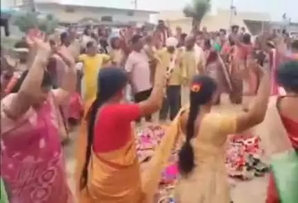 ఆర్మూర్: మునిపల్లి గ్రామ పరిధిలోని నల్లగుట్ట తండాలో సీతల్ పండుగను ఘనంగా నిర్వహించిన గిరిజనులు