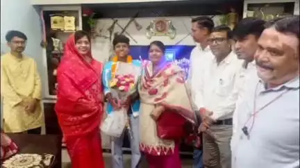 बालोद: 23 साल बाद भारत को AFC एशियन कप में पहुंचाने वाली किरण पिस्दा घर लौटीं, बालोद में हुआ उनका सम्मान