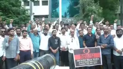 नांदेड: एम इ आर सी यांनी जाचक रूल आपलाय केल्यामुळे  सोलार असोसिएशन व व्यापारी संघटनेच्या वतीने जिल्हाधिकारी कार्यालयात आंदोलन