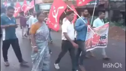 খাতড়া: আগামীকাল ধর্মঘটের সমর্থনে সিপিএমের শ্রমিক সংগঠনের বাঁকুড়া জেলা কমিটির পক্ষ থেকে মিছিল হল খাতড়া বাজারে