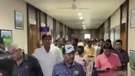 नगर: महावितरण विरोधात सोलर ग्राहक संघटना आक्रमक, जिल्हाधिकाऱ्यांना दिले निवेदन