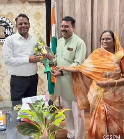 हाटपिपल्या: देवास में हाटपिपल्या नगर परिषद अध्यक्ष श्रीमती चंद्रकांता अरुण राठौर ने कलेक्टर ऋतुराज सिंह से की मुलाकात