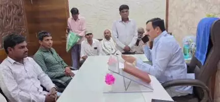 घट्टिया: विधायक सतीश मालवीय ने जनदर्शन कार्यक्रम में ग्रामीणों और कार्यकर्ताओं की समस्याएं सुनीं