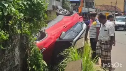 ചിറയിൻകീഴ്: നഗരൂർ തേക്കിൻകാടിന് സമീപം കാർ നിയന്ത്രണം വിട്ട് ഓടയിലേക്ക് മറിഞ്ഞു, ഡ്രൈവർക്ക് പരിക്ക്