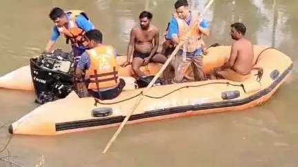 शाहाबाद: मिलक तेहब्बर गांव के पास रामपुर शाहबाद मार्ग किनारे नाले में बहे युवक का शव 23 घंटे बाद NDRF की टीम ने निकाला