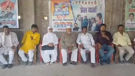 अररिया: राहुल गांधी के बिहार आगमन को लेकर कांग्रेस कार्यालय अररिया में कार्यकर्ताओं की बैठक में विधायक भी शामिल हुए