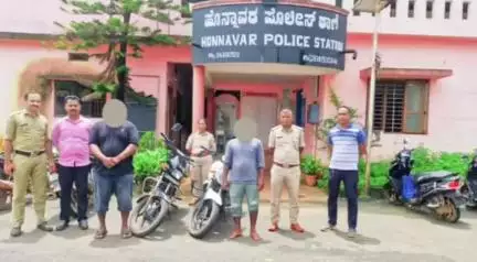 ಹೊನ್ನಾವರ: ಕರ್ಕಿ ಮೀನು ಮಾರುಕಟ್ಟೆಯಿಂದ ರೈಲ್ವೆ ಕ್ರಾಸ್ ವರೆಗೆ ಕುಡಿದು ಬೈಕ್ ವೀಲಿಂಗ್, ವಶಕ್ಕೆ ಪಡೆದ ಪೊಲೀಸರು