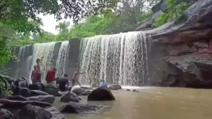 बालोद: पिछले 4 दिनों से हो रही लगातार बारिश के चलते नारागांव स्थित सियादेही मंदिर परिसर का झरना हुआ उफान पर